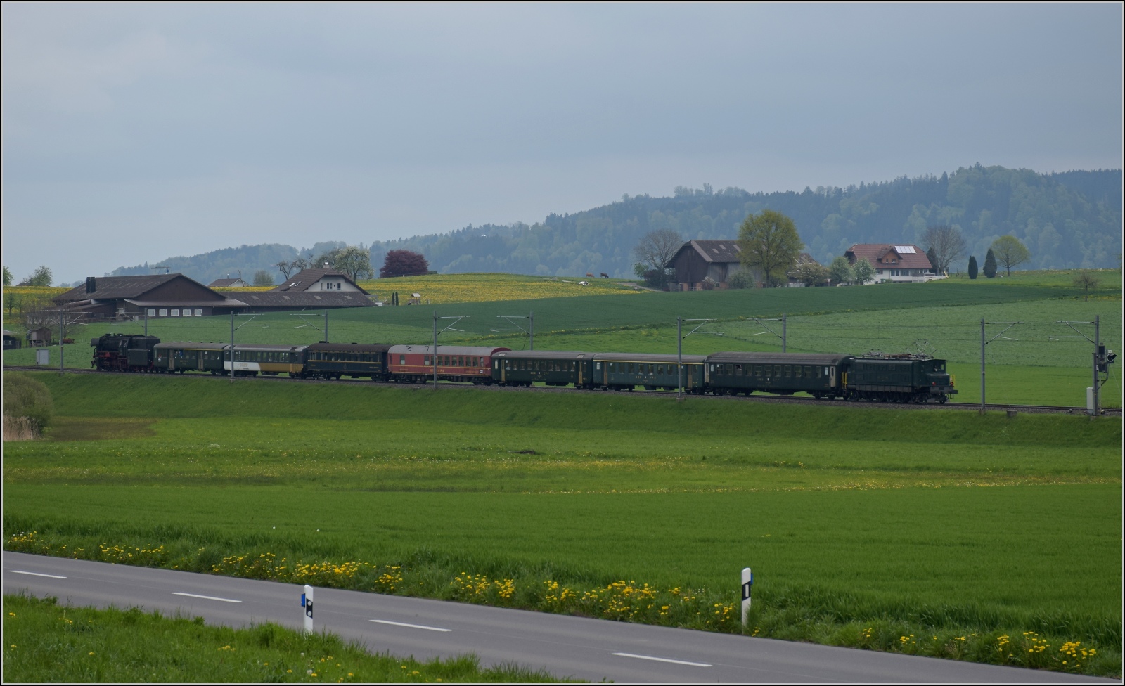Rundfahrt vom Bodensee durchs Emmental mit 23 058 und Ae 4/7 11022.

Hier wird 23 058 offenbar mit Schmierdampf von Ae 4/7 11026 mitsamt Zug geschoben. Egolzwil, April 2023.