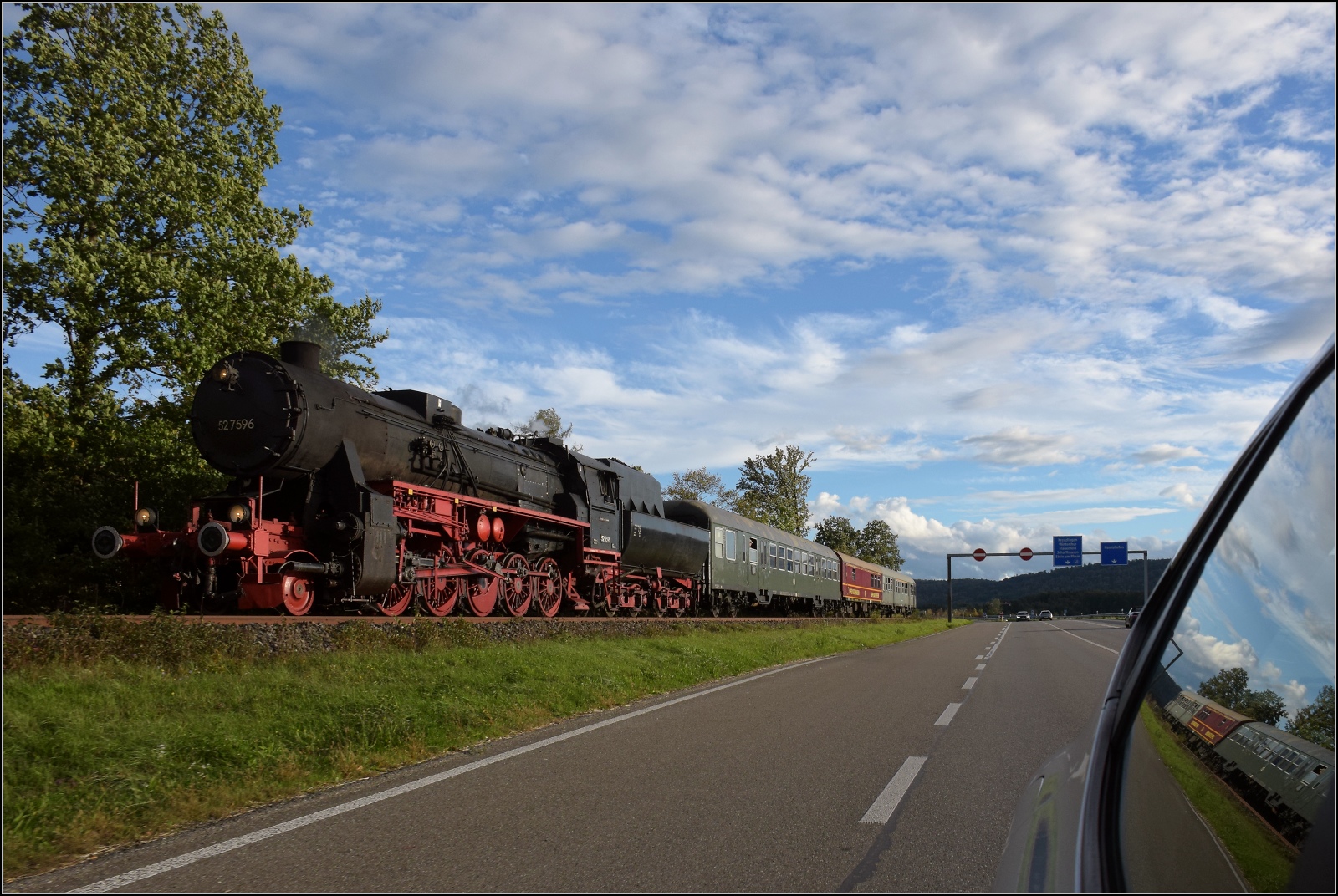 Schienenverkehr am Schienerberg. 

52 7596 mit ihrem EFZ-Sonderzug für die SEHR&RS zwischen Hemishofen und Ramsen auf der letzten Fahrt des Tages. Oktober 2022.