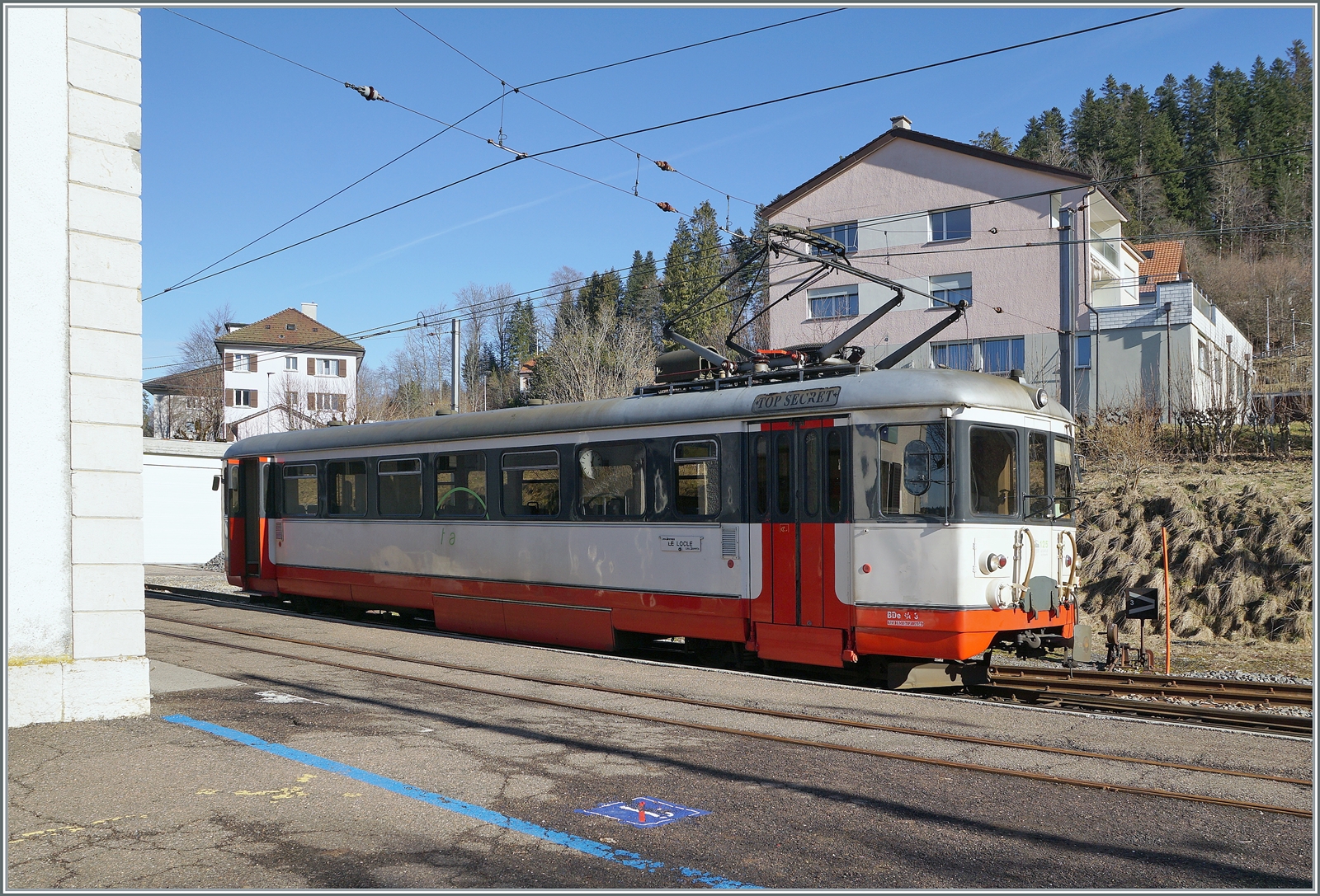 Seit 74 Jahren im Einsatz: der TRN (ex cnm) transN BDe 4/4 N 3, hier beim Wenden in Les Brenets. Eigentlich hätte die Strecken Le Locle - Les Brenets Ende 2023 stillgeleg werden sollen, doch nun soll sie noch bis 2031 in Betrieb sein; erst dann verfügt die Stadt Le Locle über nötige Strassen für einen (vom Fahrplan her) zuverlässigen (Eletro) - Busersatz. 
Nun stellen sich für mich zwei Fragen: Halten die beiden BDe 4/4 noch bis 2031 durch? 
Oder werden sie nach der Lieferung der ABe 4/8 für die TRN transN für die Strecke La Chaux-de-Fonds - Les Ponts-de-Martel durch die dort frei werdenden BDe 4/4 6 - 8 ersetzt, bzw. passen die BDe 4/4 6 - 8 überhaupt durch die drei Tunnels der Strecke Le Locle - Les Brenets?
Fragen, auf welche die Zeit oder Fachliteratur wohl Antworten liefern wird...

3. Februar 2024
