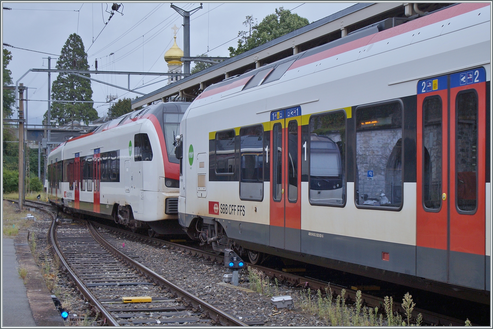Seit Anfang Sommer verkehren Flirt und Flirt3 gemischt in Doppeltraktion, dazu ausnahmsweise zwei Bilder, von der Mitte eines Zuges, welche die beiden Flirt3 und Flirt erkennen lassen. 

Vevey, den 28. August 2023