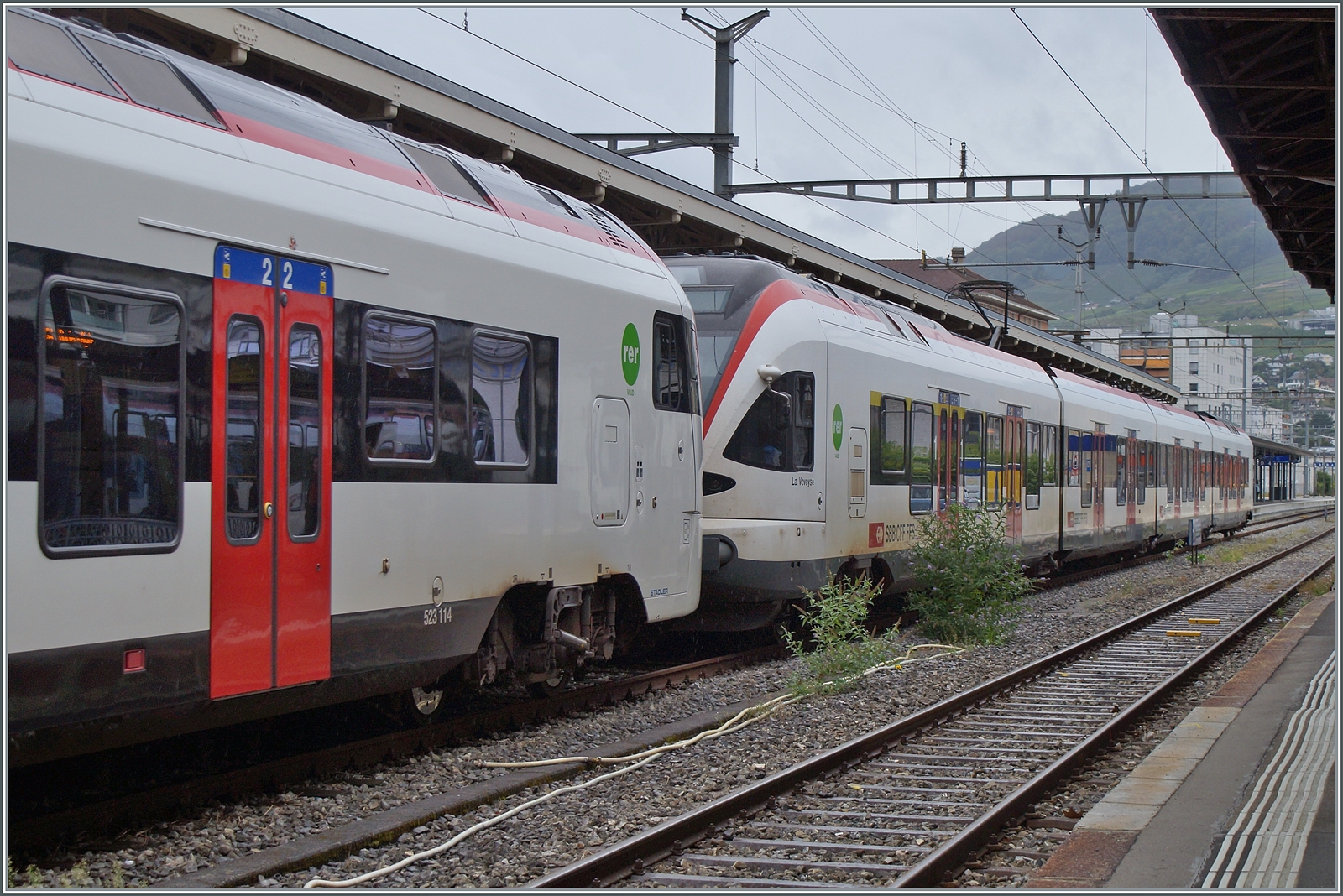 Seit Anfang Sommer verkehren Flirt und Flirt3 gemischt in Doppeltraktion, dazu ausnahmsweise zwei Bilder, von der Mitte eines Zuges, welche die beiden Flirt3 und Flirt erkennen lassen. 

Vevey, den 28. August 2023