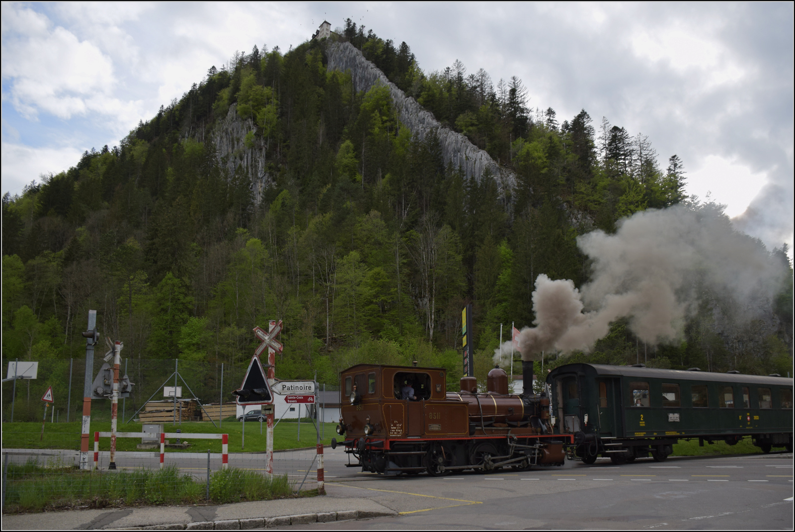 Train du Terroir.

E 3/3 5811 vor dem Chapeau Napoleon in Fleurier. Mai 2024.