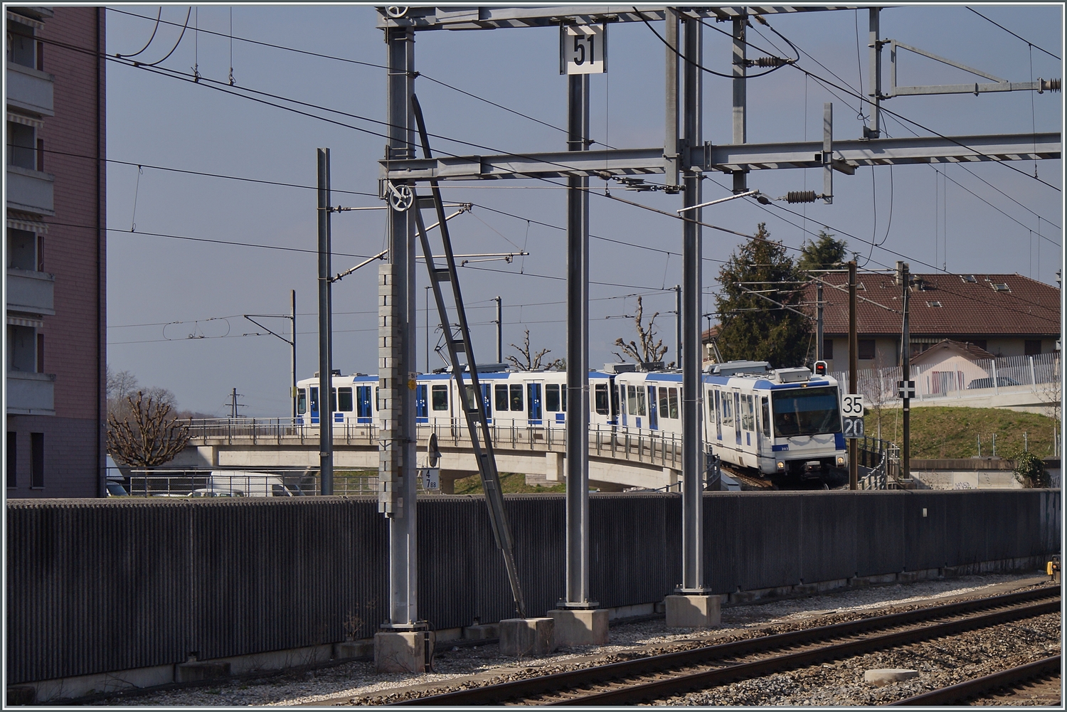 Trotz der störenden Masten wage ich dieses Bild zu zeigen: Ein aus zwei Be 4/6 bestehender TL TSOL M1 Zug erreicht den Bahnhof von Renens VD. 

29. Feb. 2024