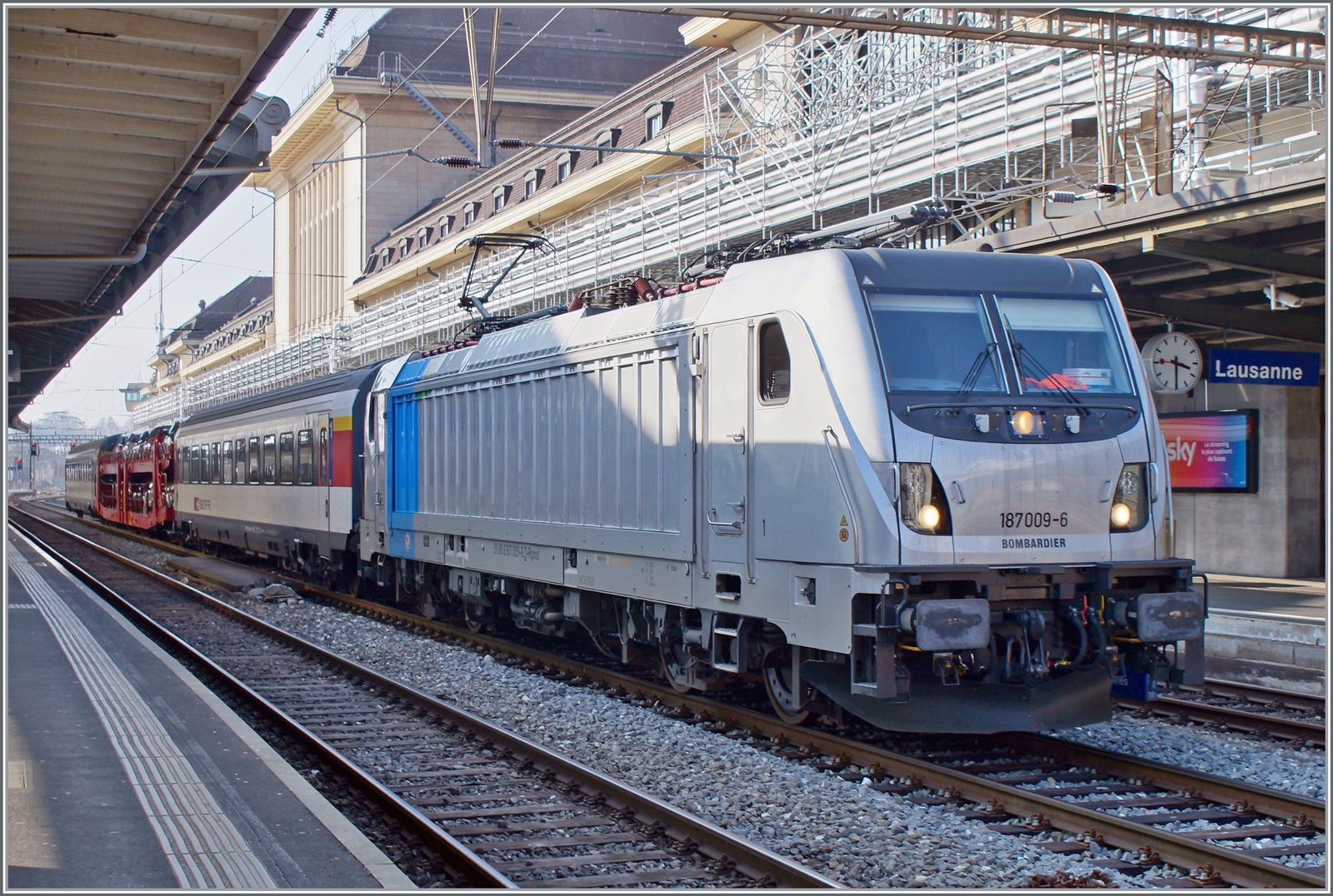 Ungewöhnliches in Lausanne: ein  Auto im Reisezug  Test-Komposition? Oder ist der zu testende Laaeffrs 560.4 (25 80 4382 302-4Ten D-ATG)  nur  ein gewöhnlicher Autotransport Wagen. Jedenfalls freute ich mich über die Railpool 187 009-6 (91 80 4618 009-6 D-Rpool) die ich mit ihrem bunten Testzug in Lausanne aufnehmen konnte.

4. März 2023 
