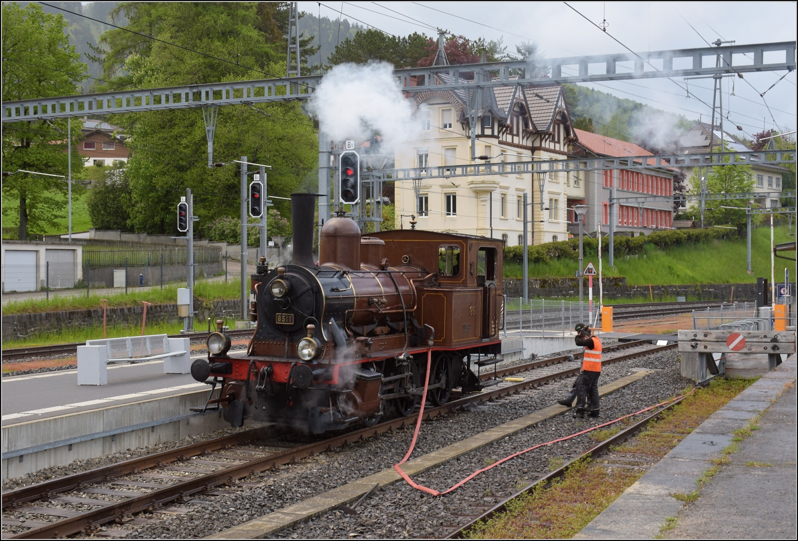Vapeur Val-de-Travers: Train du Terroir.

E 3/3 8511 l�scht ihren Durst in Travers, bevor die R�ckfahrt angetreten wird. Mai 2023.