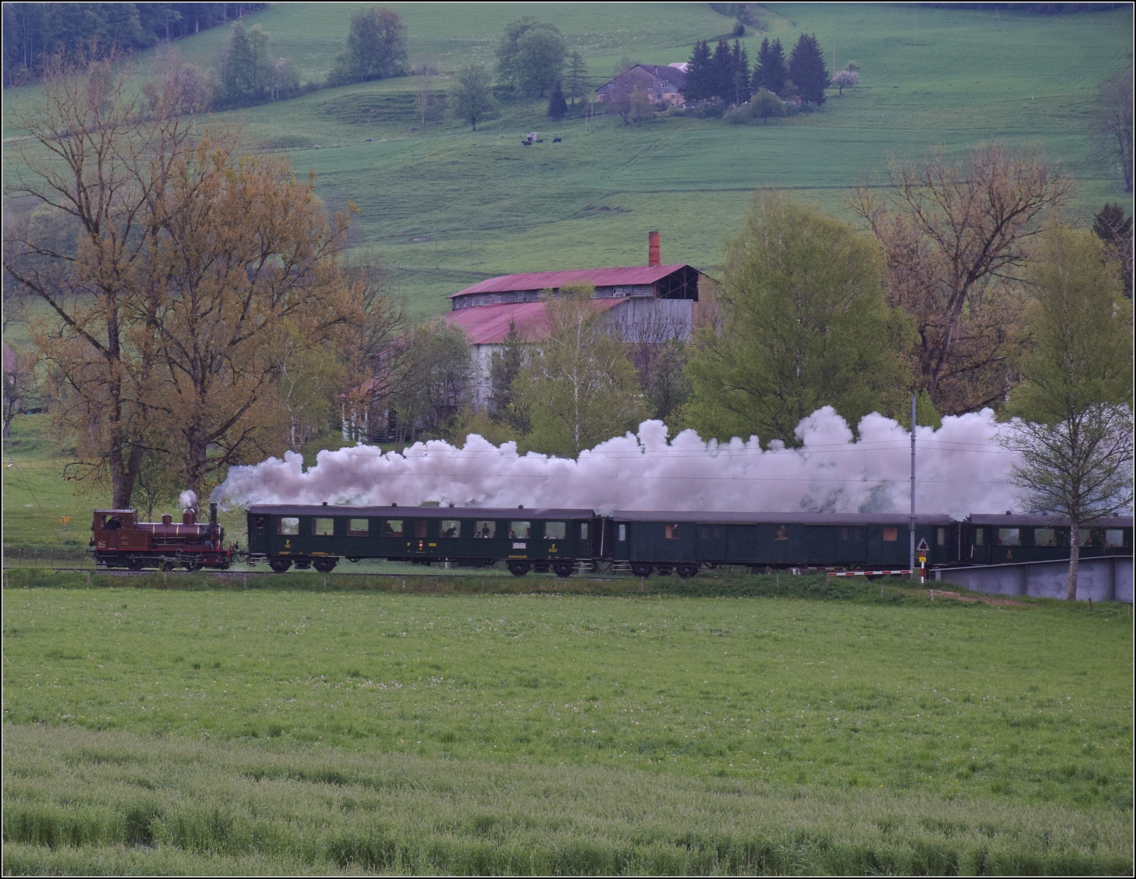 Vapeur Val-de-Travers: Train du Terroir.

E 3/3 8511 bei den Asphalt-Minen von La Presta. Mai 2023.