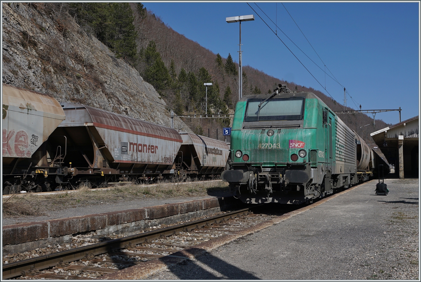 Von mir unbemerkt schob die SNCF BB 27043 den  Spaghetti -Zug nach und hat sich bereits an die Spitze des Gegenrichtung gesetzt. 


24. März 2022