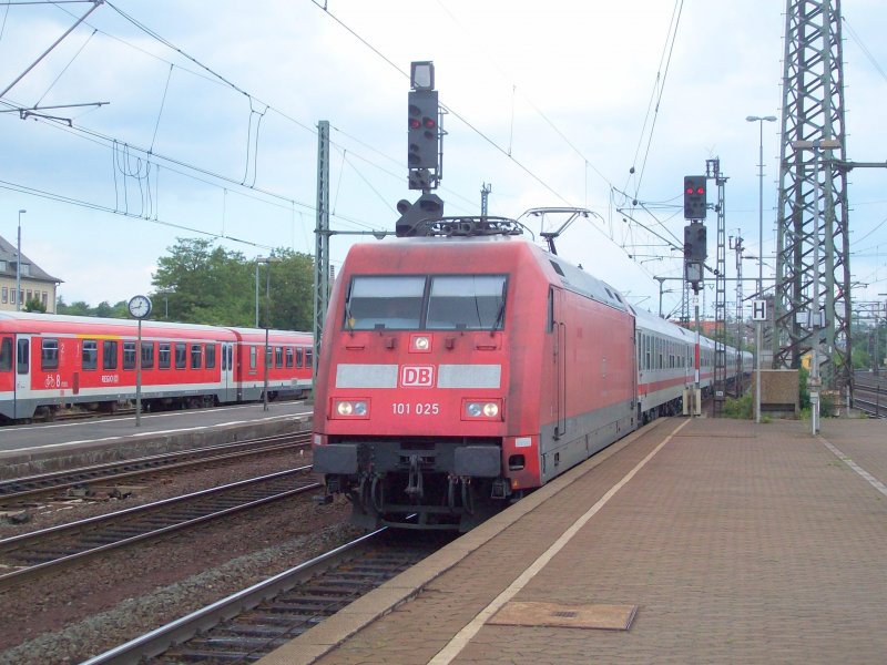 101 025 mit IC nach Frankfurt Sd in Fulda