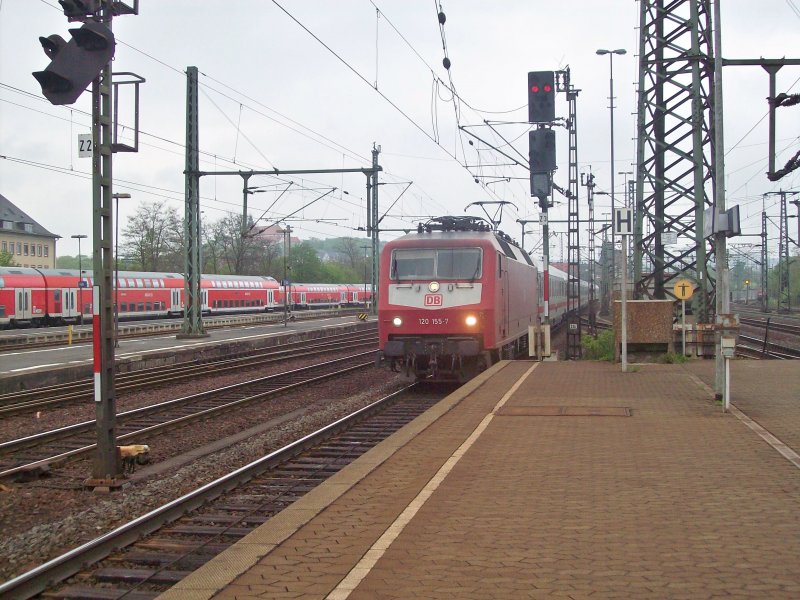 120 155-7 mit IC nach Frankfurt Sd im Bahnhof Fulda