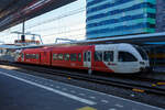 Der diesel-elektrische Stadler GTW 2/6 - Spurt 10.264 „Alfred Mozer“ der Arriva Nederland steht am 29 April 2025 im Bahnhof Arnhem Central (Arnheim Hbf), als Stoptrein RS33 nach Tiel, zur