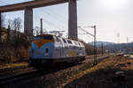 Die V 270.09 alias 221 121-7 (92 80 1221 121-7 D-SGL), eine V 200.1 der SGL Schienen Güter Logistik GmbH (Dachau), fährt am 05 März 2026 auf Tfzf (Triebfahrzeugfahrt) / als Lz (Lokzug) durch Siegen-Eiserfeld in Richtung Köln. Die SGL Schienen Güter Logistik GmbH ist seit Herbst 2023 Teil der tschechischen EP Logistik International a.s. in Prag.

Die V 200.1 wurde 1964 von der Krauss-Maffei AG in München-Allach) unter der Fabriknummer 19241 gebaut und als V 200 121 an die Deutsche Bundesbahn geliefert.
Bezeichnungen und Eigentümer waren:
• 1964-1968: DB V 200 121 (Deutsche Bundesbahn)
• 1968-1989: DB 221 121-7 (Deutsche Bundesbahn)
• 1989-2002: ΟΣΕ A 427 (OSE- Organismós Sidirodrómon Elládos / griechische Eisenbahn)
• 2002-2009: 221 121-7 (PE - Prignitzer Eisenbahn GmbH)
• seit 2009: V 270.09 alias 221 121-7 (92 80 1221 121-7 D-SGL) der SGL - Schienen Güter Logistik GmbH, Dachau

Ende 1988 erwarb die ΟΣΕ (Griechische Staatsbahn) 20 Lokomotiven der Baureihe V 200.1 von der DB und ließ sie in Deutschland und Italien technisch und optisch aufarbeiten. 2002 wurde die Lok A 415 zusammen den anderen 19 Lokomotiven der Baureihe durch die PE - Prignitzer Eisenbahn GmbH von der ΟΣΕ - Organismós Sidirodrómon Elládos übernommen und per Schiff zurück nach Deutschland transportiert. 2009 wurde die Lok an die SGL - Schienen Güter Logistik GmbH abgegeben und erhielt zum 29.September 2009 eine Untersuchung mit Neulackierung in den Farben hellgrau-schwarz. Zudem bekam die Lok neue MTU-Motoren. Nach der Untersuchung im Spätsommer 2018 zeigte sich die Lok in einer weiß-gelben Lackierung. 

Eingebaute Motoren:
Von 1964 bis 2009: 2 Stück Maybach Mercedes-Benz Dieselmotor vom Typ OM 835 Ab (MB 835 Ab), ein V12-Zylinder-Viertakt- Dieselmotor mit Kolbenkühlung, mit einem Hubraum von 78.254 cm³ bzw. 78,25 Liter (Bohrung 190 mm x 230 mm Hub) und einer Leistung von je 1.350 PS.

seit 2009: 2 Stück MTU - Motoren- und Turbinenunion (Friedrichshafen), Typ 12V 4000 R41, ein wassergekühlten V12-Zylinder-Dieselmotor mit Abgasturbolader und Ladeluftkühlung, mit einem Hubraum von 57.199 cm³ bzw. 57,2 Liter (Bohrung 170 mm x 210 mm Hub) und einer Leistung von je 2.000 PS.

Bei der DB-Baureihe V 200.1 handelt es sich um eine Diesellokomotive der Deutschen Bundesbahn. Von 1962 bis 1965 wurden insgesamt 50 Lokomotiven beschafft, ab 1968 wird sie als Baureihe 221 geführt.  Die Baureihe V 200.1 ist eine Weiterentwicklung der Baureihe V 200.0. Von der Baureihe V 200.0 unterscheidet sich die V 200.1 im Wesentlichen durch die stärkeren Antriebsmotoren von 2 × 1.350 PS gegenüber 2 × 1.100 PS. Die Höchstgeschwindigkeit beträgt 140 km/h. Diese wurden notwendig, da durch das gestiegene Verkehrsaufkommen die Züge länger und schwerer geworden waren. Dadurch kamen die Lokomotiven der Baureihe V 200.0 an ihre Leistungsgrenzen, was nicht selten zu Verspätungen führte. Das höhere Gewicht der neuen Motoren wurde zum Teil durch den Einsatz von Leichtbaustoffen und die Verwendung eines leichteren Kessels für die Dampfheizung wieder ausgeglichen. Die Leichtbauweise führte zu Beginn der 1980er Jahre zu zunehmenden Korrosionsschäden. Der hohe Unterhaltungsaufwand der zweimotorigen Lokomotiven und der rückläufige Güterverkehr im Ruhrgebiet führte bis Ende Mai 1988 zur Ausmusterung der Maschinen.
