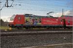 Bei Binzen fährt 146 110 mit einem RE und Werbung für das BW-Ticket Richtung Basel badischer Bahnhof.