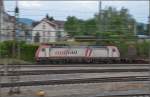 Crossrail 185 500-7 zieht ihren Güterzug durch Offenburg.