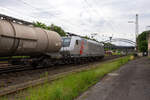 Die mit DACH-Zulassung (Deutschland, Österreich und Schweiz) an die DB Cargo AG vermietete Akiem 185 544-4 (91 80 6185 544-4 D-AKIEM), ex MRCE Dispolok (91 80 6185 544-4 D-DISPO), fährt am 21 Mai 2024 mit einem gemischten Güterzug von Kreuztal weiter in südlicher Richtung. Zuvor hatte sie beim Bahnhof Kreuztal länger Hp 0.

Nochmals einen lieben Gruß an den netten Lokführer zurück.

Die TRAXX F140 AC1 wurde 2005 von Bombardier Transportation GmbH in Kassel unter der Fabriknummer 33729 gebaut und an die MRCE - Mitsui Rail Capital Europe geliefert. An die AKIEM SAS wurde sie 2023 verkauft. Sie hat die Zulassungen für Deutschland, Österreich und die Schweiz (D/A/CH), die zugel. Höchstgeschwindigkeit beträgt 140 km/h. 