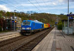 In einer ungewöhnlichen Komposition (im Sandwich zweier SIEMENS Vectron Dual Mode) fährt ein Schienenprüfzug (SPZ 3), auf Prüffahrt (der Messwagen ist auf die Schiene absenkt) am