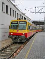In Bludenz vermittelt die Montafornerbahn Anschluss nach Schruns. Das Bild zeigt einen einfahrenden Montafornerbahn Regionalzug bestehend  aus dem führenden ES 10.207 und den ET 10.108 (Baugelich mit den SBB  NPZ). 
 
12. Jan. 2007