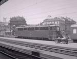 Die 1961 erbaute Probelok Ae 4/6 III 10851 in Genève, 13.Juli 1965.