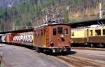 Im Juni 1990 rangiert die 1929 von SLM/MFO gebaute HGe 3/3 29 der BOB mit einigen G�terwagen im Bahnhof Interlaken Ost.