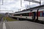 Dieser Tage streiken mal nicht Fahrzeuge, Weichen oder Signale im großen Kanton, sondern die Mitarbeiter.

In Kreuzlingen steht der Steuerwagen von Re 460 100 nicht am Bahnsteig, offenbar eine kleinere Streikfolge, dazu vom anderen Ende des Zuges die vermutliche Erklärung. März 2023.