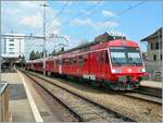 Voil� ein RM NPZ mit Jumbo-Wagen, der in Langenthal, der auf die Abfahrt nach Luzern wartet; mit dem RBDe 566 235 an der Spitze, der als RBDe 4/4 II 228 1984/85 zur EBT kam. 
 
22. April 2006