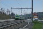 Die BLS Re 465 002 hat mit ihrem EW III Regionazug von Frutigen nach Spiez den Halt Mülenen erreicht.