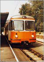 An der gleichen Stelle, jedoch weit näher beim Bahnsteigdach wartete der BD BDe 8/8 N° 1 als Regionalzug auf die Abfahrt nach Dietikon. 

25. Juli 1984