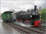 Bei kräftigem Regen erreicht der Blonay-Chamby Riviera Belle Epoque Express  von Vevey nach Chaulin den Bahnhof von Blonay.
