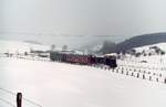 Mit einem Sonderzug ist die DE 0901 der Westf�lischen Landeseisenbahn, die heute als Am 846 033-9 der Swiss Rail Traffic AG geh�rt, im Januar 1979 kurz vor Brilon unterwegs. Eigentlich sollte die 24 009 dem Zug vorgespannt sein, doch wegen des Neuschnees schaffte es lediglich die DE 0901 mit zwei Wagen und nach �fteren Zur�cksetzen und neuen Anlauf nehmen hinauf nach Brilon Stadt. Da die Strecke von Heidberg nach Brilon etwa einen Monat sp�ter stillgelegt wurde, d�rfte dies einer der letzten Z�ge auf diesem Abschnitt gewesen sein.
