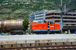 Aus dem Zug heraus, die Em 3/3 163  Rene  (98 85 5837 910-9 CH-LONZA) eine Henschel DHG 500 C der Lonza Group AG (Visp), am 26.05.2023 mit einem Kesselwagenzug im Bahnhof Visp.

Die Henschel  DHG 500 C wurde 1968 von Henschel in Kassel unter Fabriknummer  31239  gebaut und war erst als Mietlok im Einsatz. Im Jahr 1971 verkaufte sie dann Henschel an die Lonza AG in die Schweiz.
2014 wurde die Lok von der LSB Lok Service Balmer AG in Hinwil komplett neu revidiert und remotorisiert.