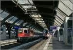 Die Re 4/4 II 11172 fährt mit ihrem IR 2429 nach Locarno in Zürich ab.