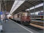 Die BLS Re 4/4 179 und eine Schwesterlok mit einem G�terzug in Olten.