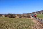 Die Kempttalbahn: Im Schilf- und Sumpfgürtel um den im Hintergrund sichtbaren Pfäffikersee. Ein S-Bahnzug der S3 (Zürich Hardbrücke - Wetzikon via Pfäffikon ZH) nähert sich Kempten. Geführt von Lok 450 053. 5.März 2025 
