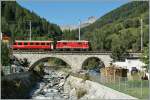 RhB Ge 4/4 II 618 mit eiem RE in Susch.