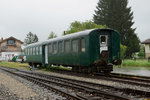 SBB/Vogelschutzverein Arch: Der seit Jahren in Arch stationierte ehemalige Mitteleinstiegwagen des Vogelschutzvereins Arch hat seinen Stammplatz verlassen und wartet nun auf einem Abstellgeleise des Bahnhofs Arch sein weiteres Schicksal ab. Auf der Aufnahme vom 12. Mai 2016 ist noch das erhaltene Vogelhäuschen ersichtlich.
Foto: Walter Ruetsch
