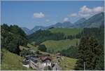 Fast wie eine Modellbahn (auch was die kurzen Gleise im Bahnhof und den abgestellten BDe 4/4 Serie 3000 betrifft), zeigt sich die Station Allières mit dem MOB Golden Pass Panoramique von Montreux