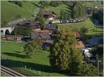 Nocheinmal der GoldenPass Express GPX 4064 von Montreux nach Interlaken Ost, nun durch den  Interface  Wagen und die BLS Re 465 014 ergänzt, während die MOB Ge 4/4 8001 in Zweisimmen