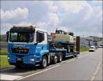 Wer genau hinschaut, sieht, dass es sich um einen nicht-gelben Zweiwege-Bagger der Firma M�ller handelt. Frauenfeld, 14. Mai 2014.