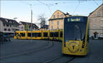 Mit Peter unterwegs in Bern - 

An der Wendeschleife Wabern steht Combino Classic 667. Durch die Krümmung des Zuges in der Schleife ändert sich die Beleuchtung des gelben Tram in der tiefstehenden Sonne.