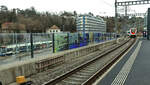 Lancy Pont Rouge, an der Strecke des Léman Express: Während ein SBB Flirt 522 228 nach Annemasse in Frankreich einfährt, wartet unten ein Tram der Linie 17 ebenfalls auf Abfahrt nach