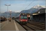 Ein  Walliser Domino  verlässt als Regionalzug 6105 von Monthey nach Brig Sion.