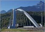 Die MRCE 189 090  G�ttingen  (UIC 91 80 6 189 990-5 D-Dispo Class 189 VE), unterwegs f�r SBB Cargo International mit ihrem Novelis Zug von Sierre nach G�ttingen �berquert zwischen St-Maurice und Bex