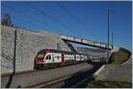 Der SBB RABe 511 027  von Annemasse nach St-Maurice bei der Einfahrt in Cully; verwirrende die falsche Anschrift  Genève Flughafen .