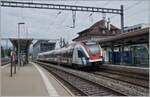 Der SBB LEX RABe 522 214 ist als Léman Express SL2 von Coppet nach Annecy unterwegs und hält kurz in Versoix.

28. Juni 2021