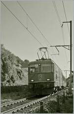 Infolge Gegenlicht in S/W: die SBB Re 4/4 II 11153 ist mit einem (hier nicht zu sehenden NPZ Steuerwagen) vermutlich auf dem Weg nach Yverdon.