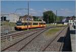 Der O-C Be 4/8 N� 3 (94800 450 003-9 D-TVYS) verl�sst als R11 Charvornay in Richtung Orbe. Die  Karlsruher  Trams waren nicht sehr lange auf der OC im Einsatz. Sie �berbr�ckten die Zeit zwischen den nicht mehr einsatzf�higen O-C Gleichstrom Triebwagen und dem Baubedingten Schliessung der Strecke ende 2025 (Umbau auf Wechselstrom/Durchbindung nach Lausanne). 

5. Juli 2026