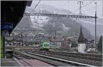 Mit dem Steuerwagen voraus erreicht ein BLS EW III RE von Zweisimmen nach Interlaken Ost den für Reisenden nun geschlossenen Bahnhof von Leissigen.