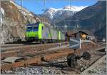BLS Re 485 013-7 und eine Schwesterlok mit einem (nicht zu sehenden) G�terzug bei der Durchfahrt in Lalden Richtung Norden.