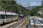 Ein SBB RBDe 560  Domino  verlässt Gänsbrunnen in Richtung Moutier. Das Bild zeigt die früher recht verbreitet und somit typische Anlage einer Landstation mit ihren drei Gleisen. 

17. Juni 2023