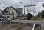 Rundfahrt vom Bodensee durchs Emmental mit 23 058 und Ae 4/7 11022.

Nachdem der Zug der Suhrentalbahn gerkreuzt hat, erreicht 23 058 mit hoher Geschwindigkeit die Schienenkreuzung der Nationalbahn mit der Suhrentalbahn in Oberentfelden. April 2023.