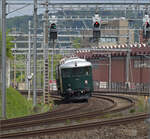 Zum Fest 150 Jahre Nationalbahn durfte Bm 4/4 II 18451 nach einer kleinen Ewigkeit von 10 Jahren endlich wieder an die frische Luft und wurde von Ae 3/5 10217 an ihren früheren Einsatzort nach Etzwilen gebracht. Unverwechselbar der gleiche Baustil der Re 4/4 I 2. Serie, für die sie Pate war. Hier am Beginn der Reise in Däniken, April 2025.